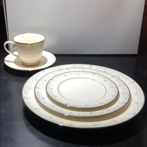 Noritake 5piece place setting.